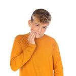 Mal de dent à cause d’une carie : que faire pour te soulager vite fait ?