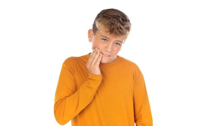 Mal de dent à cause d’une carie : que faire pour te soulager vite fait ?