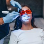 Comment obtenir un sourire éclatant avec le blanchiment dentiste : tout ce que vous devez savoir