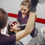 T’as envie d’un sourire éclatant ? Tout savoir sur blanchir les dents chez le dentiste