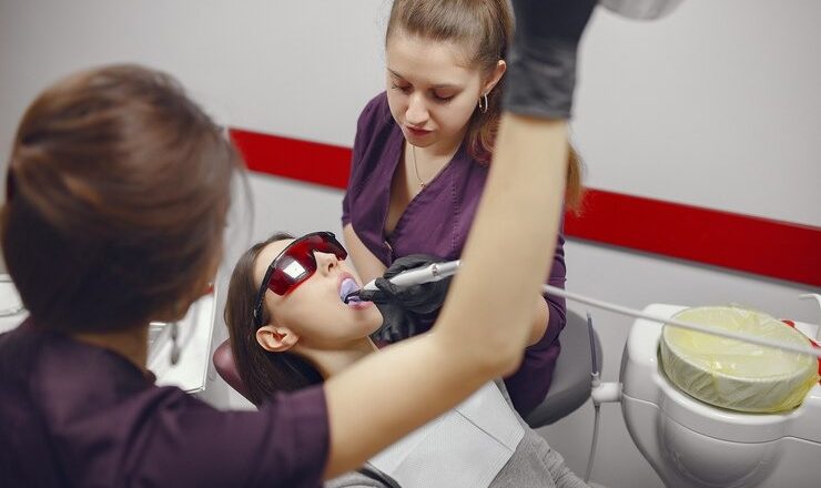 T’as envie d’un sourire éclatant ? Tout savoir sur blanchir les dents chez le dentiste