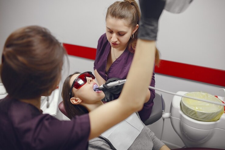 T’as envie d’un sourire éclatant ? Tout savoir sur blanchir les dents chez le dentiste