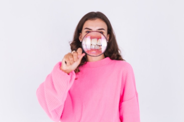 Blanchir dents : Comment obtenir un sourire éclatant sans te ruiner ?