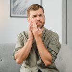Douleur de dent que faire : Tout ce que t’as besoin de savoir pour arrêter de souffrir