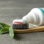Quels sont les meilleurs dentifrices pour un sourire éclatant et des dents en bonne santé ?