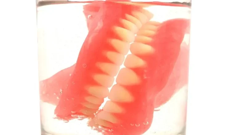 Pourquoi la colle pour dentier c’est si important