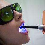 T’as envie d’un sourire éblouissant avec le blanchiment dentaire laser ?