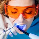 Blanchiment dentaire en Suisse : Combien ça coûte et comment obtenir un sourire éclatant ?