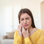 Ta gencive gonflée et douloureuse te fait souffrir ? Voici comment te soulager vite fait !