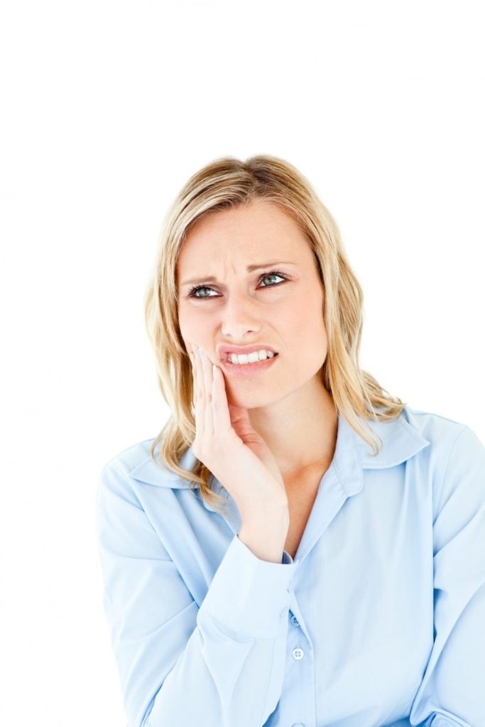 Pourquoi vos dents sont-elles sensibles au toucher ? Tout ce que vous devez savoir