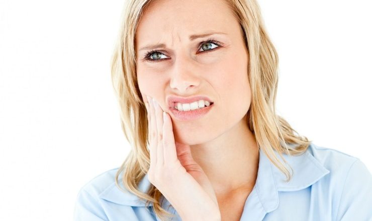 Pourquoi vos dents sont-elles sensibles au toucher ? Tout ce que vous devez savoir