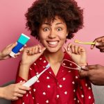 Ton dentier bouge ? Tout ce que t’as besoin de savoir sur la colle dentaire extra forte pour un sourire au top !