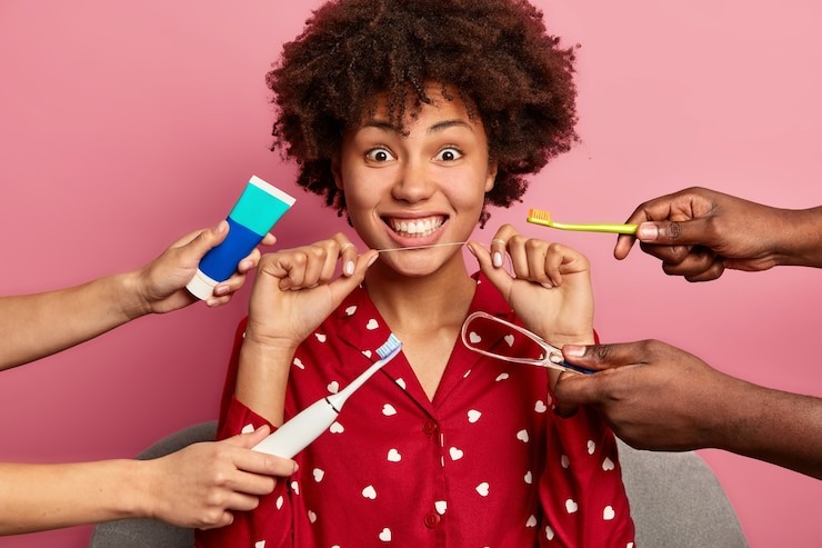 Ton dentier bouge ? Tout ce que t’as besoin de savoir sur la colle dentaire extra forte pour un sourire au top !