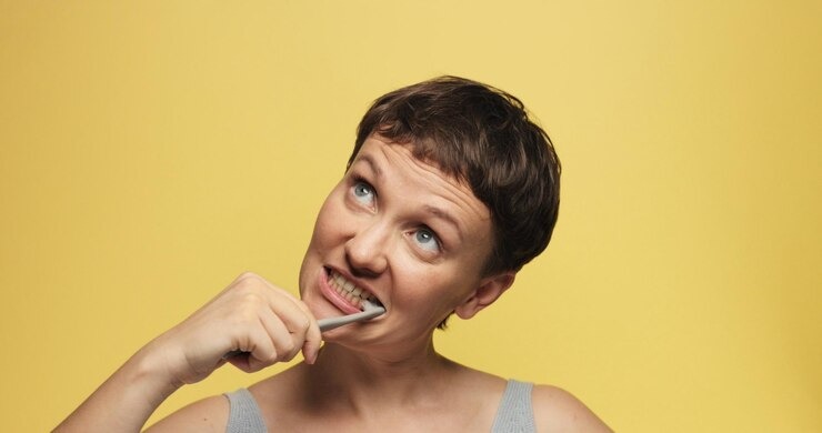 Comment blanchir ses dents sans se ruiner : astuces pour un sourire qui claque