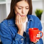Dent sensible au chaud : Pourquoi vos dents vous font grimacer et comment y remédier