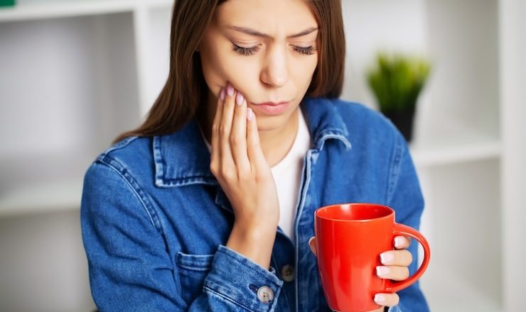 Dent sensible au chaud : Pourquoi vos dents vous font grimacer et comment y remédier