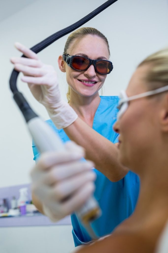 Tout ce que vous devez savoir sur le blanchiment dentaire pharmacie : astuces, produits et précautions