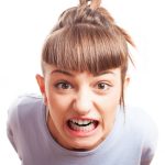 Comment calmer une rage de dents qui vous fait hurler ? Le guide ultime pour retrouver la paix