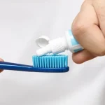 Ton dentier bouge? Tout sur la colle dentaire pour un sourire au top!