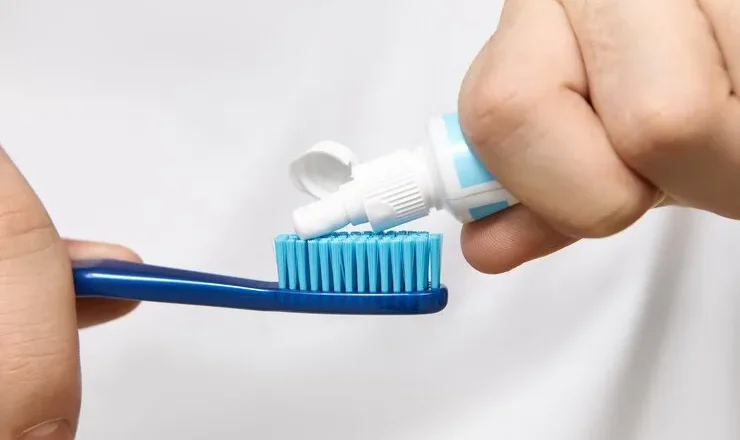 Ton dentier bouge? Tout sur la colle dentaire pour un sourire au top!
