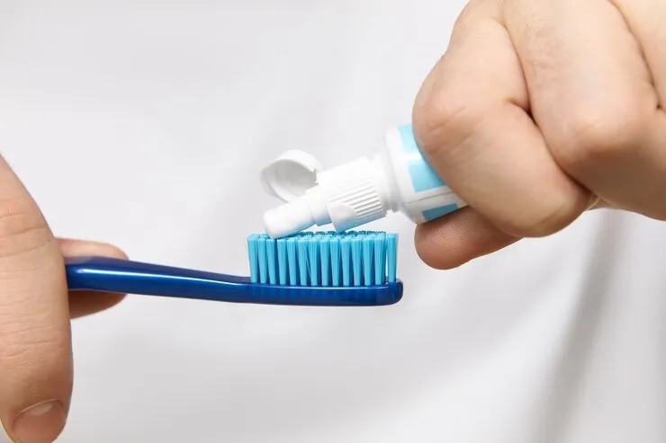 Ton dentier bouge? Tout sur la colle dentaire pour un sourire au top!