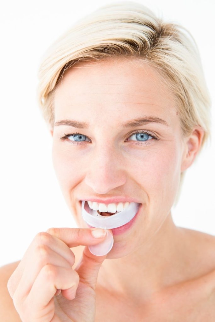 Comment blanchir les dents rapidement sans y laisser un bras ?