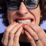 Tout ce que vous devez savoir sur la fausse dent à poser soi même : Votre guide pour un sourire au top sans vous ruiner