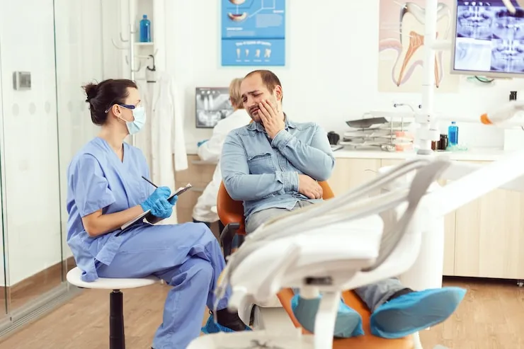 T’as une douleur dentaire qui te tue? Trouve un dentiste en urgence rapido!