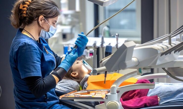 Vous avez mal aux dents en pleine nuit ? Tout ce que vous devez savoir sur le dentiste urgentiste