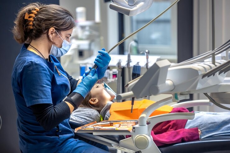 Vous avez mal aux dents en pleine nuit ? Tout ce que vous devez savoir sur le dentiste urgentiste