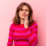 Gencive du fond gonflée et douloureuse : tout ce que t’as besoin de savoir pour retrouver le sourire