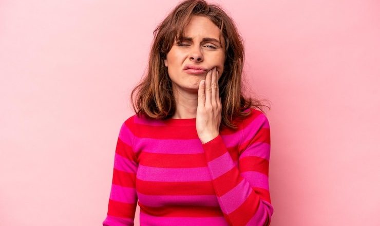 Gencive du fond gonflée et douloureuse : tout ce que t’as besoin de savoir pour retrouver le sourire