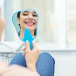 Blanchiment dentaire à domicile : comment avoir un sourire éclatant sans casser la tirelire
