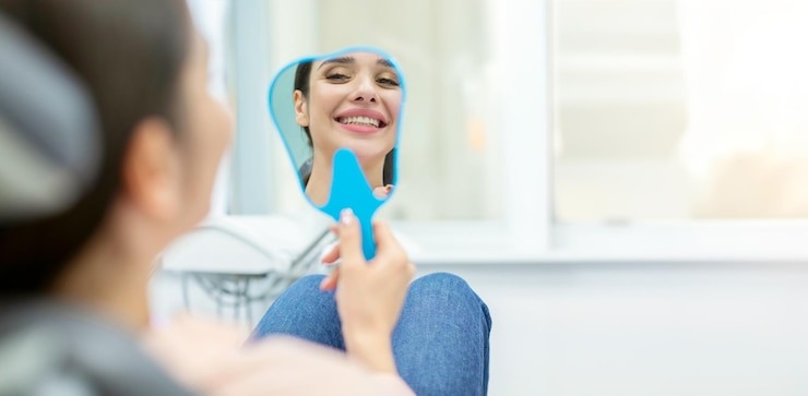 Blanchiment dentaire à domicile : comment avoir un sourire éclatant sans casser la tirelire