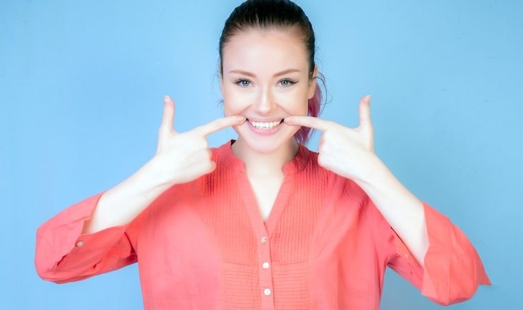 Comment soigner une gencive qui remonte : tout ce que vous devez savoir