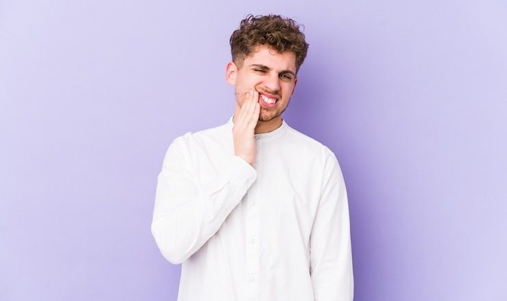 Vous avez mal à une dent et ça vous rend dingue ? Voici tout ce que vous devez savoir pour soulager la douleur !