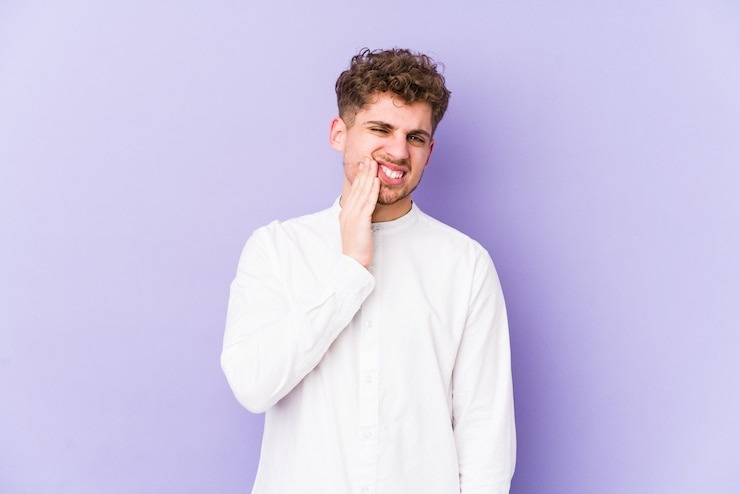 Vous avez mal à une dent et ça vous rend dingue ? Voici tout ce que vous devez savoir pour soulager la douleur !