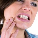 Gencive qui saigne : pourquoi ça arrive et comment t’en sortir ?
