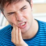Comment arrêter les dents qui se déchaussent ? Les solutions qui marchent