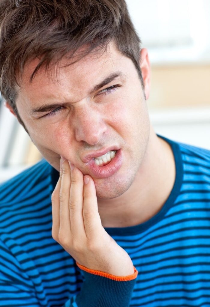 Comment arrêter les dents qui se déchaussent ? Les solutions qui marchent
