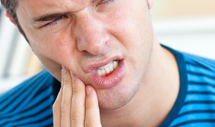 Comment arrêter les dents qui se déchaussent ? Les solutions qui marchent