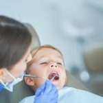 Comment bien s’occuper des dents de votre bébé avec un dentiste bébé