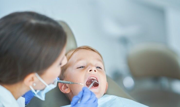 Comment bien s’occuper des dents de votre bébé avec un dentiste bébé