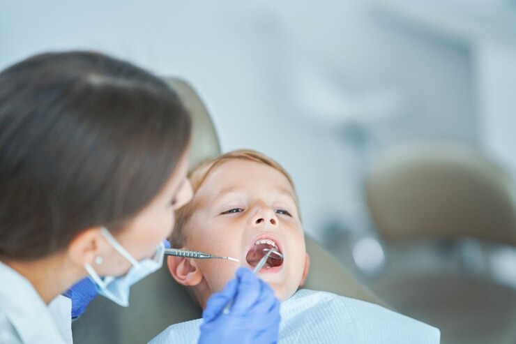 Comment bien s’occuper des dents de votre bébé avec un dentiste bébé
