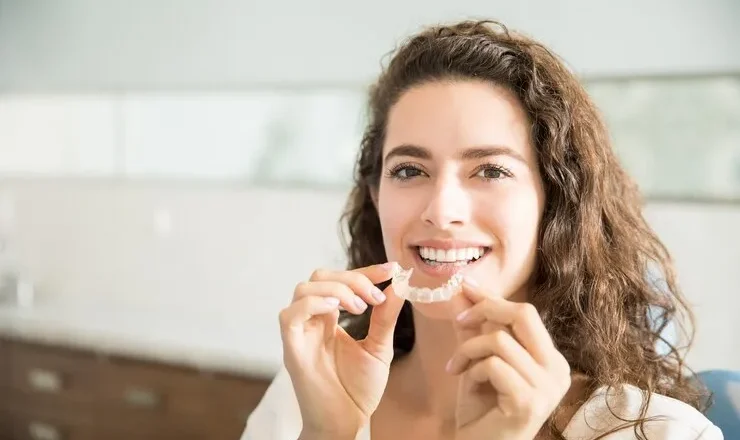 Invisalign Prix en 2025 : Tout Ce Que Tu Dois Savoir Avant de Te Lancer