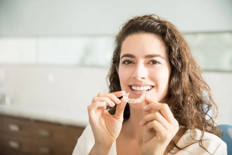 Invisalign Prix en 2025 : Tout Ce Que Tu Dois Savoir Avant de Te Lancer