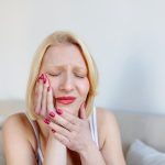Gencive gonflée douloureuse : pourquoi ça fait mal et comment y remédier ?