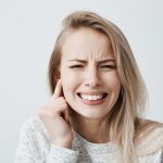 Pourquoi vous avez une gencive sensible et comment la chouchouter ?