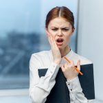 Douleur dent que faire : Le méga guide pour soulager vos maux de dents et retrouver le sourire