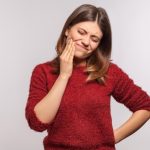 Comment calmer un mal de dent sans perdre la tête